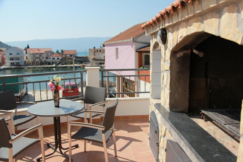 Villa Delta Apartments Blace Room photo